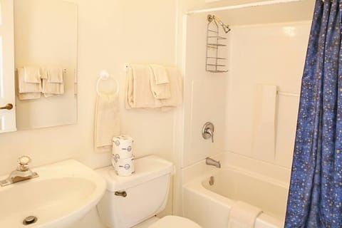 1BR beachfront condo kitchen sea-view balcony House in Ocean Shores