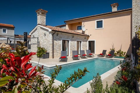 Property building, Day, Garden, Balcony/Terrace, Garden view, Pool view, Swimming pool, Swimming pool, sunbed