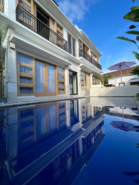 Property building, Day, Dining area, Pool view, Swimming pool, Swimming pool, sunbed