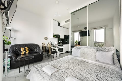 Bed, TV and multimedia, Living room, Photo of the whole room, Seating area, Bedroom, hair dresser
