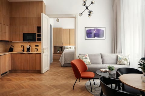 Bed, Coffee/tea facilities, Kitchen or kitchenette, Living room, Seating area, minibar