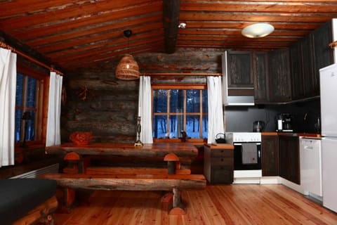 Coffee/tea facilities, Kitchen or kitchenette, Dining area, dishwasher, stove