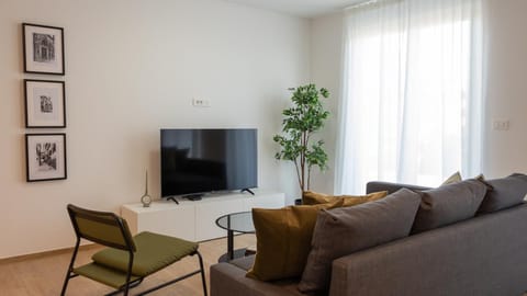 Communal lounge/ TV room, TV and multimedia, Living room, Seating area, Evening entertainment