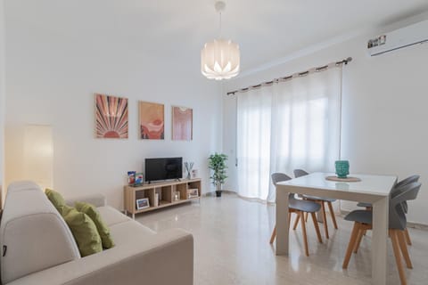 Communal lounge/ TV room, TV and multimedia, Living room, Seating area, Dining area, Evening entertainment
