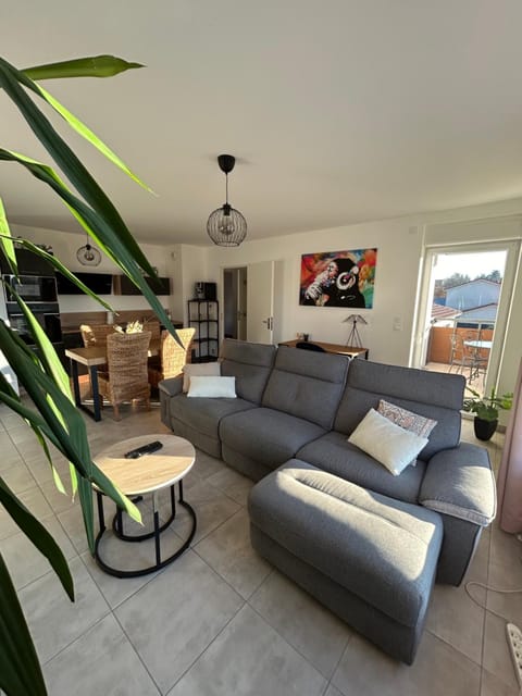 TV and multimedia, Living room, Seating area, Evening entertainment