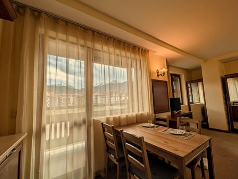 Living room, Seating area, Dining area, Mountain view