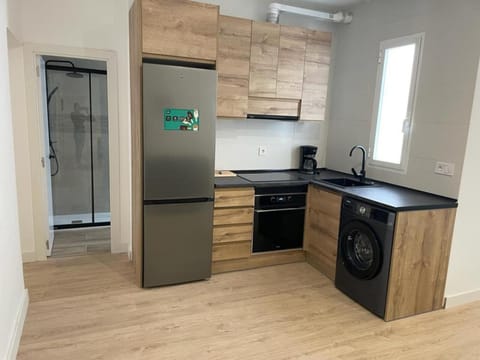 Kitchen or kitchenette, pet friendly, stove, washing machine