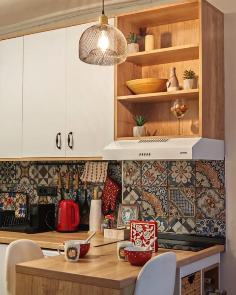 Kitchen or kitchenette, Dining area, stove