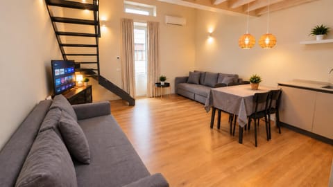 Communal lounge/ TV room, TV and multimedia, Living room, Seating area, Dining area, Evening entertainment