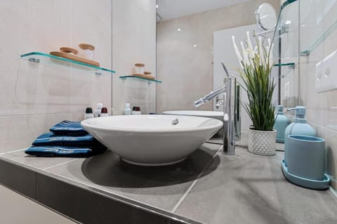 Boutique Stay King Size Bed 700Mbps Smart TV Apartment in Zurich City