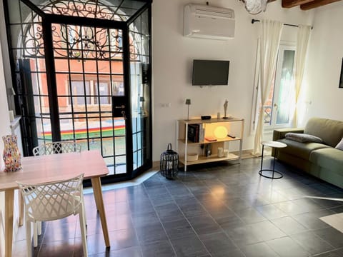 TV and multimedia, Seating area, air conditioner