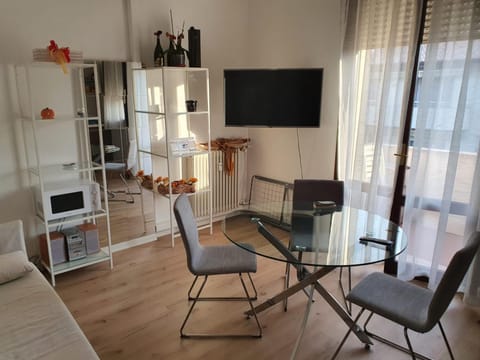 Communal lounge/ TV room, TV and multimedia, Kitchen or kitchenette, Living room, Seating area, Dining area, Evening entertainment