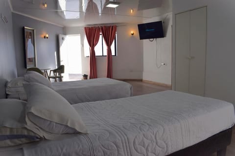 Bed, TV and multimedia, Photo of the whole room, Bedroom