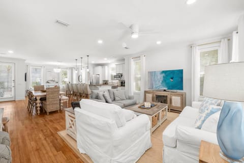 TV and multimedia, Kitchen or kitchenette, Living room, Decorative detail, Seating area, Dining area