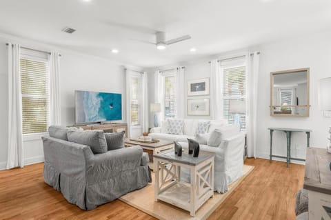 TV and multimedia, Living room, Decorative detail, Seating area