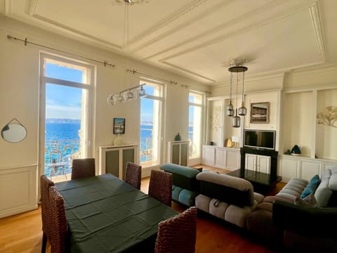 Appartement sur la Corniche Kennedy face à la mer Apartment in Marseille