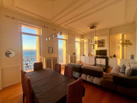 Appartement sur la Corniche Kennedy face à la mer Apartment in Marseille