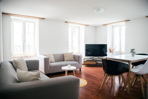 TV and multimedia, Living room, Seating area, Dining area