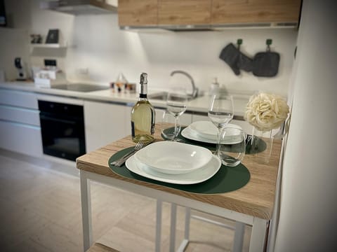 Kitchen or kitchenette, dishwasher, minibar, stove