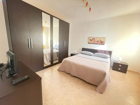Bed, Photo of the whole room, Bedroom, wardrobe