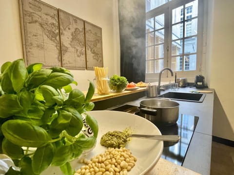 Kitchen or kitchenette, Food and drinks