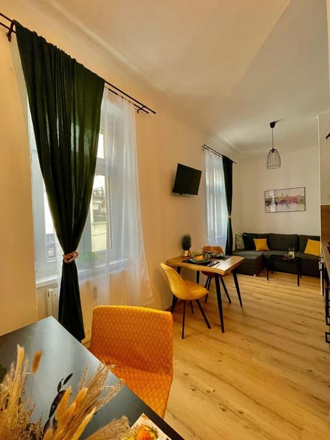 Communal lounge/ TV room, TV and multimedia, Living room, Dining area