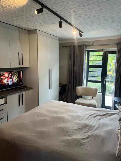 Bed, TV and multimedia, Kitchen or kitchenette, Living room, Photo of the whole room, Seating area, Bedroom, hair dresser, wardrobe
