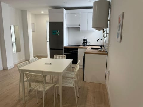Kitchen or kitchenette, Dining area, pet friendly, stove