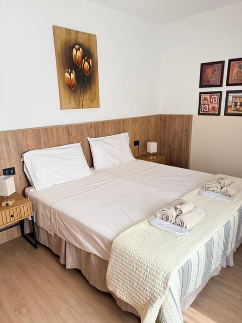 People, Animals, Bedroom, Food, Drinks, Family, Facility for disabled guests, furniture, internet, toaster, kitchen