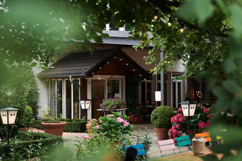 Property building, Restaurant/places to eat