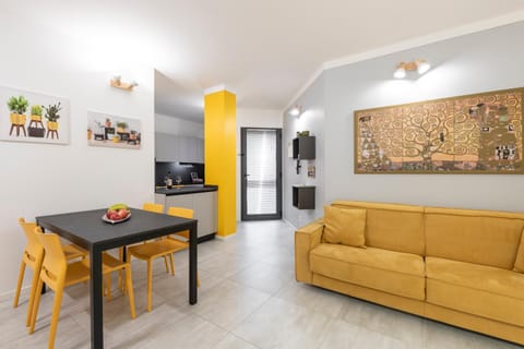 Kitchen or kitchenette, Living room, Seating area, Dining area