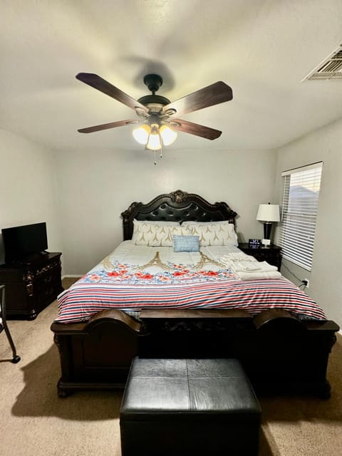 Bed, TV and multimedia, Photo of the whole room, Bedroom, fireplace