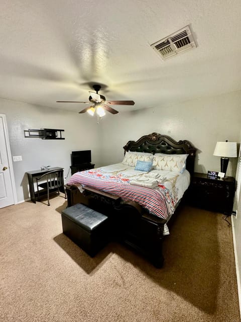 West PHX Cozy king suit with private bathroom Inside a house Vacation rental in Avondale