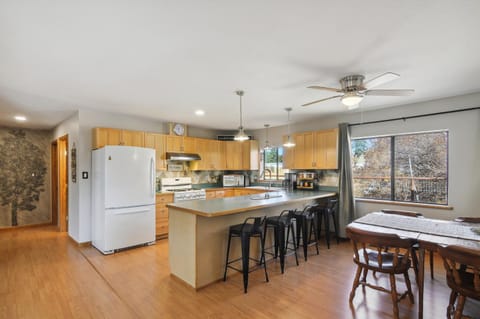 Single Tree Cottage - Walk to Downtown Chama! House in Chama