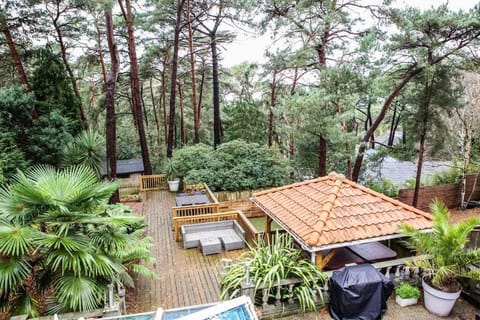 Hot Tub/Football Court/Sleeps 12/Luxury Villa Villa in Poole