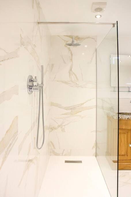 Hot Tub/Football Court/Sleeps 12/Luxury Villa Villa in Poole