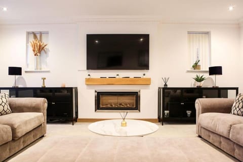 Hot Tub/Football Court/Sleeps 12/Luxury Villa Villa in Poole