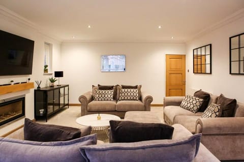 Hot Tub/Football Court/Sleeps 12/Luxury Villa Villa in Poole