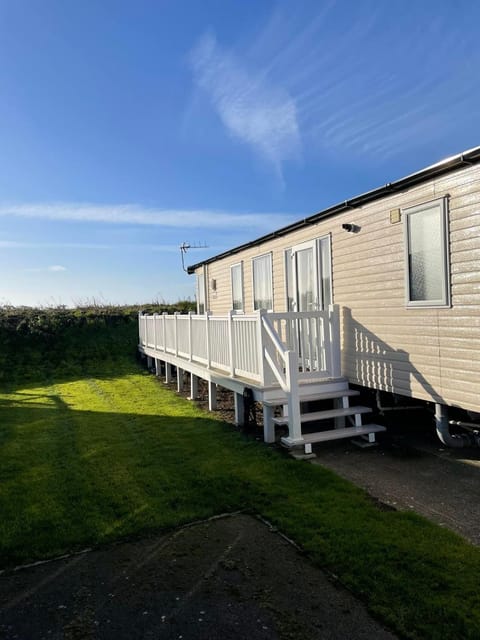 Property building, Patio, Balcony/Terrace, Seating area