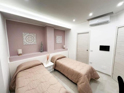 Bed, Photo of the whole room, Bedroom, hair dresser, air conditioner