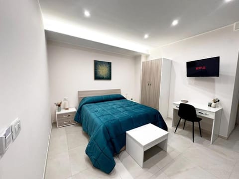 Bed, TV and multimedia, Coffee/tea facilities, Photo of the whole room, Decorative detail, Bedroom, bunk bed, hair dresser, locker, shuttle