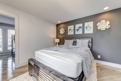 Nashville's Broadway: Your Spacious home House in East Nashville