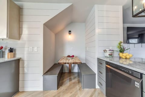 Nashville's Broadway: Your Spacious home House in East Nashville