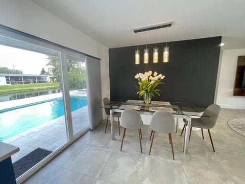 Modern pool home on the lake near Hardrock FLL airport Villa in Hollywood