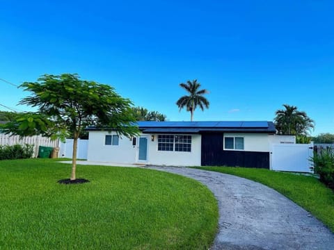 Modern pool home on the lake near Hardrock FLL airport Villa in Hollywood