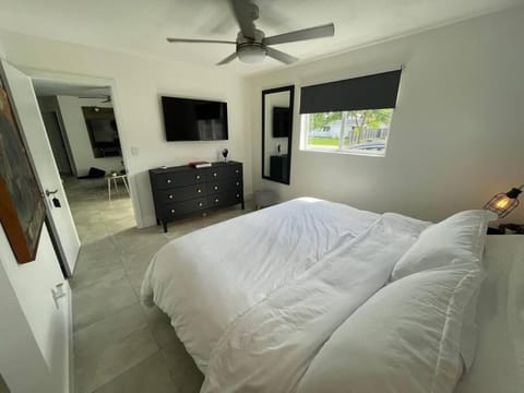 Modern pool home on the lake near Hardrock FLL airport Villa in Hollywood