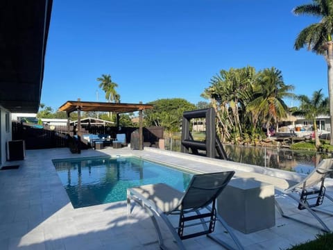 Modern pool home on the lake near Hardrock FLL airport Villa in Hollywood