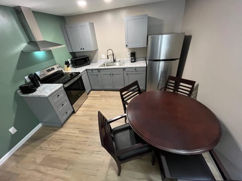 Kitchen or kitchenette, Dining area