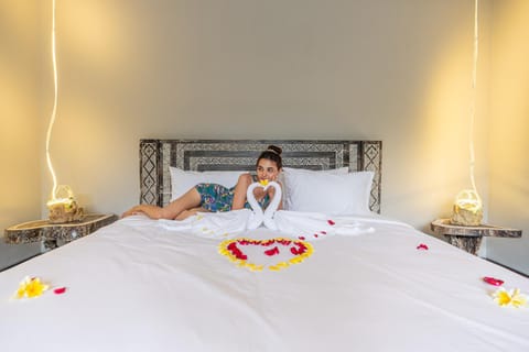 Bed, People, Photo of the whole room, Guests