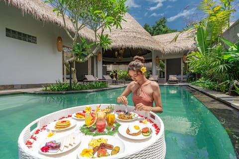 People, Garden, Food and drinks, Food, Guests, Garden view, Pool view, Swimming pool, Drinks, sunbed